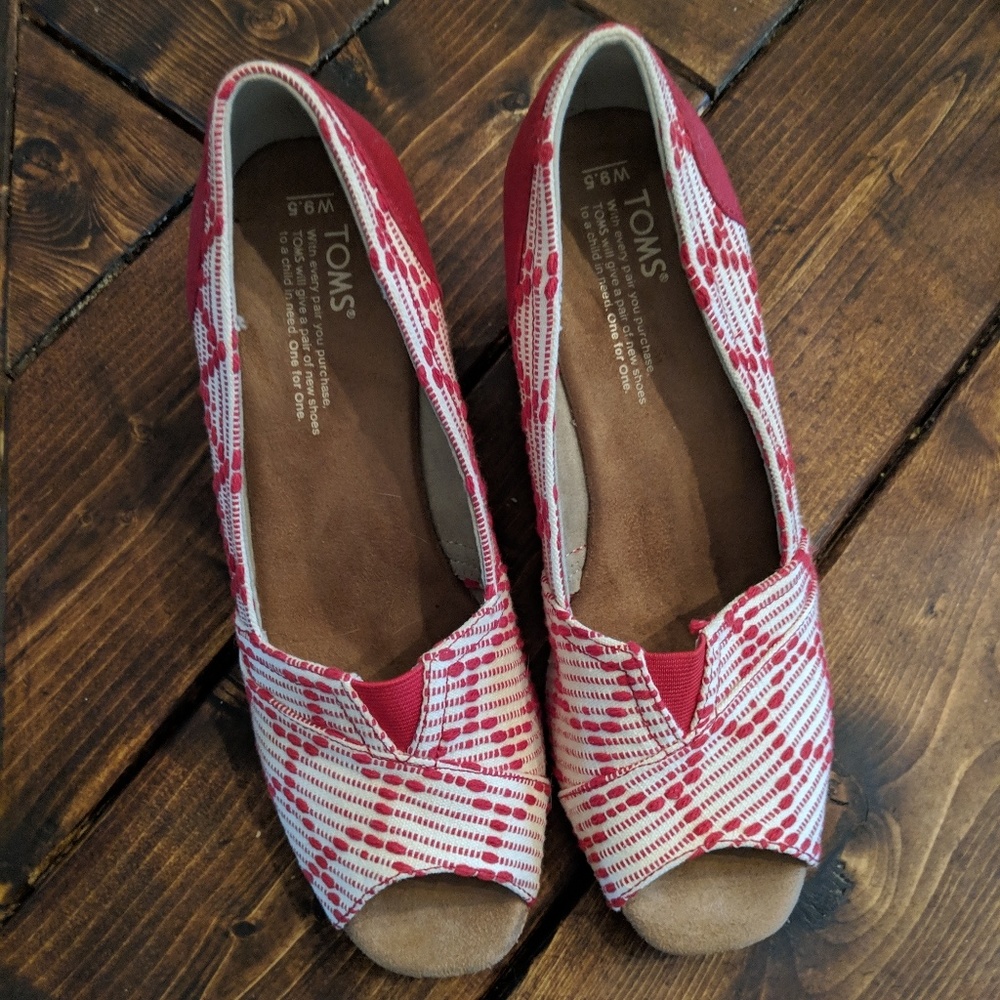 Red tom wedges